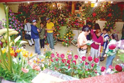 Garantizan abasto de flores para hoy