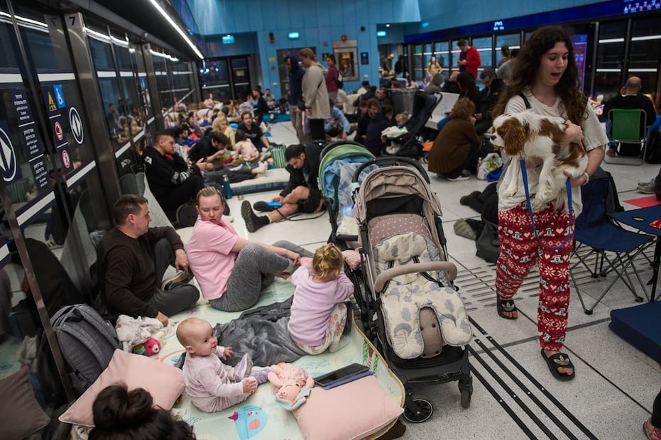 Gente se refugia en una estación de metro subterránea mientras las sirenas antiaéreas advierten de ataques inminentes por parte de Irán, en Ramat Gan, Israel. Foto: AP