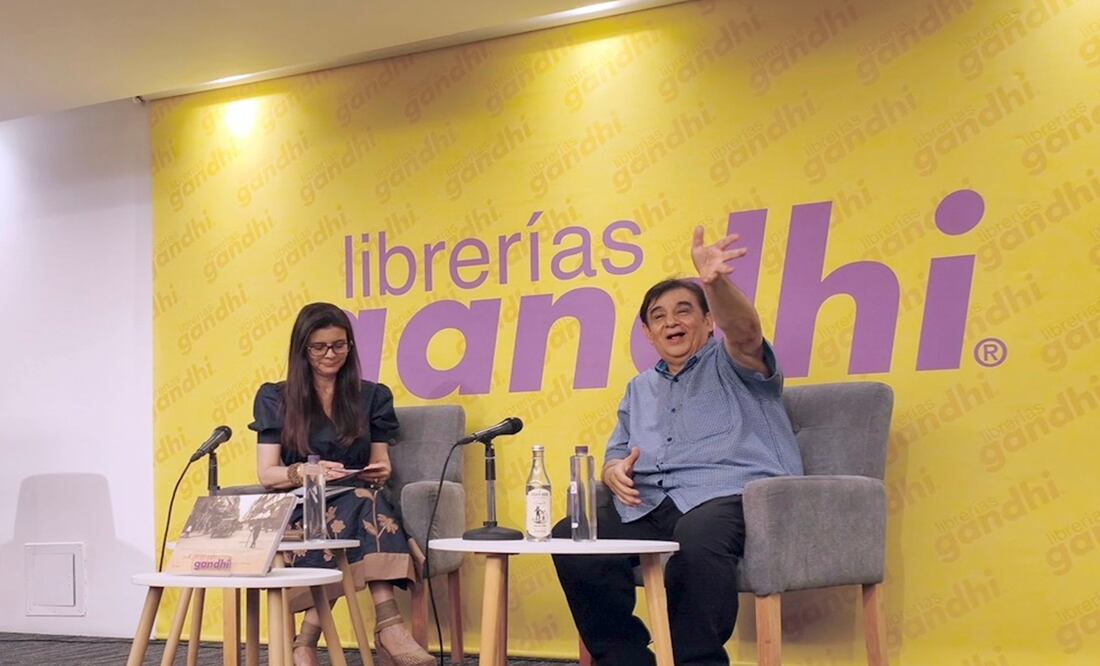 Con su habitual ánimo alegre, Carlos Villasana, coleccionista de fotos e investigador iconográfico saludó a los asistentes de la presentación de "La ciudad que ya no existe 2". Foto: Raúl J. Fontecilla/EL UNIVERSAL.