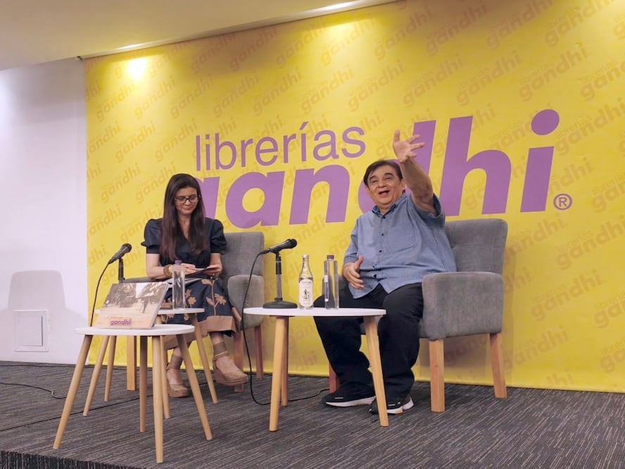 Con su habitual ánimo alegre, Carlos Villasana, coleccionista de fotos e investigador iconográfico saludó a los asistentes de la presentación de "La ciudad que ya no existe 2". Foto: Raúl J. Fontecilla/EL UNIVERSAL.