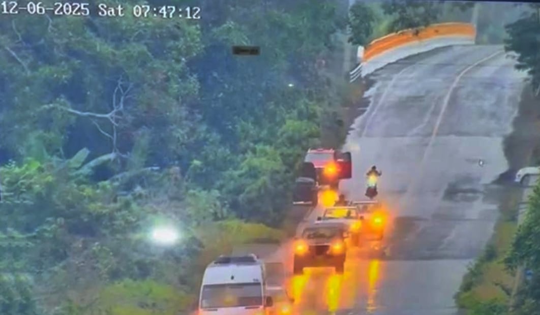 07:47 Una camioneta roja llaga al lugar, desciende un hombre y se retira dos minutos después. Foto: captura de pantalla
