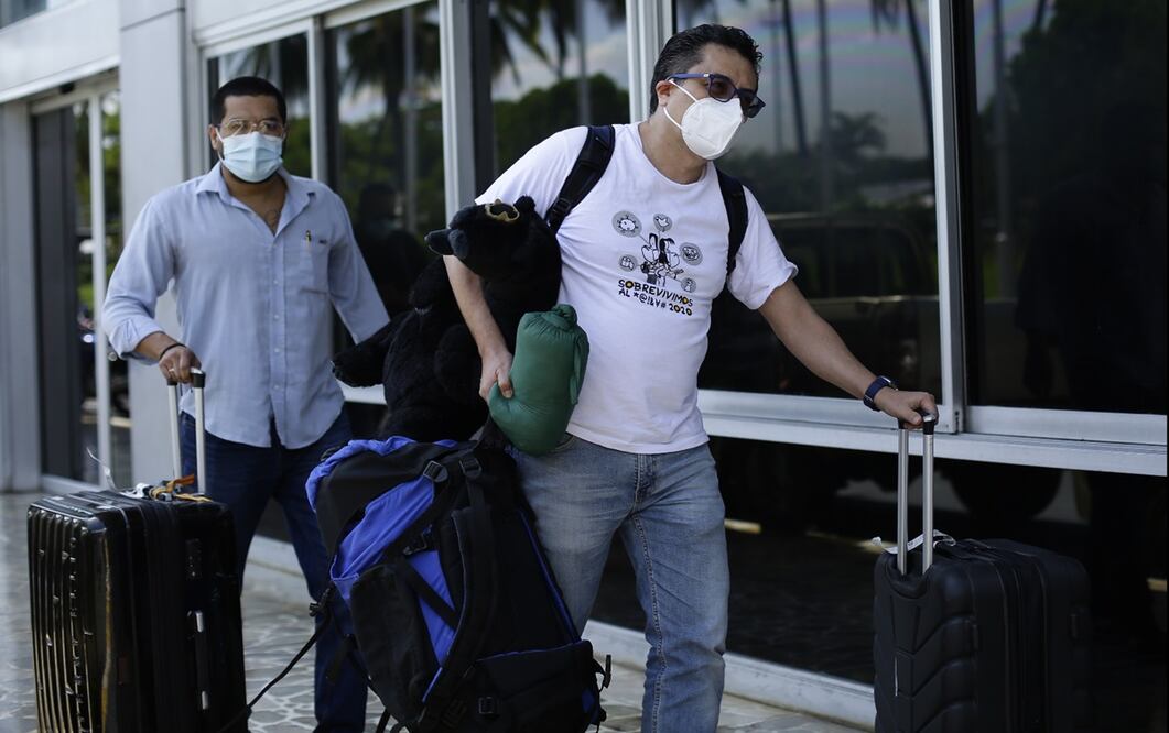 El periodista mexicano Daniel Lizárraga, editor de “El Faro”, salió de El Salvador en el plazo que le ordenó el gobierno tras negarle un permiso de trabajo y la residencia temporal. Foto: EFE