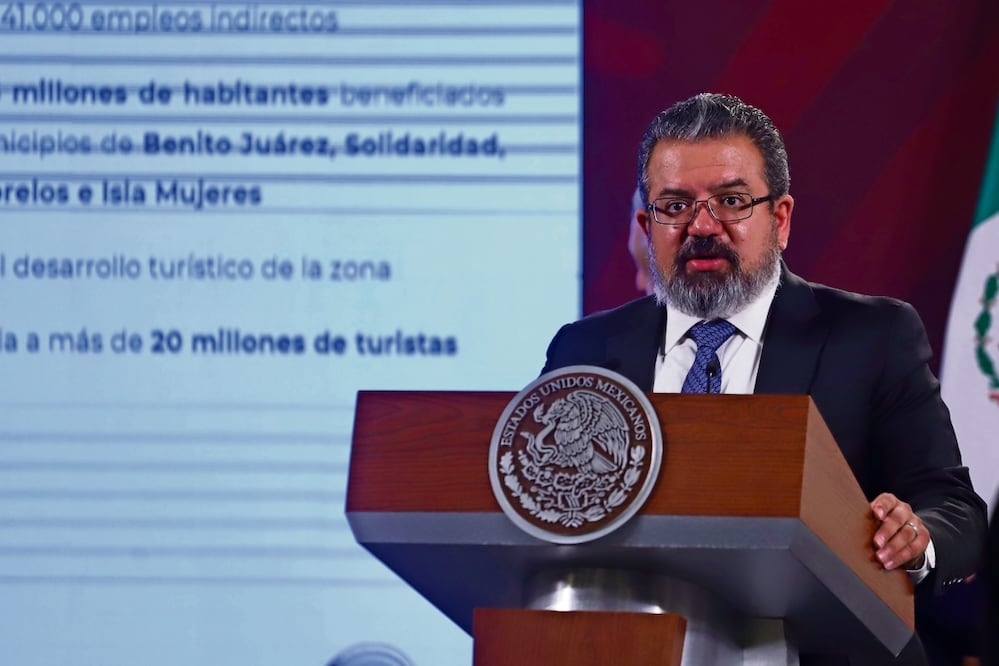 Jorge Nuño, titular de la SICT, dijo que para el minibús se aprovecharán las vialidades internas del aeropuerto y así se podrá hacer una conexión en un tiempo menor a 20 minutos. Foto: Berenice Fregoso / El universal