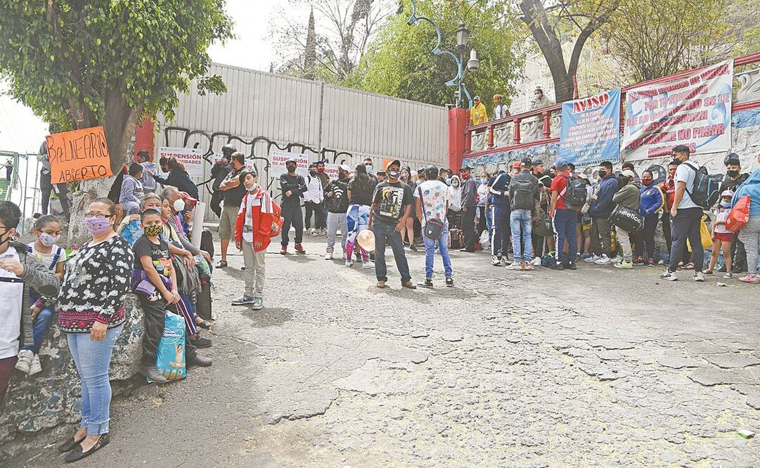 Decenas de personas terminaron molestas al ver los sellos de suspensión en el balneario Elba. Foto: Hugo García/ El Universal.