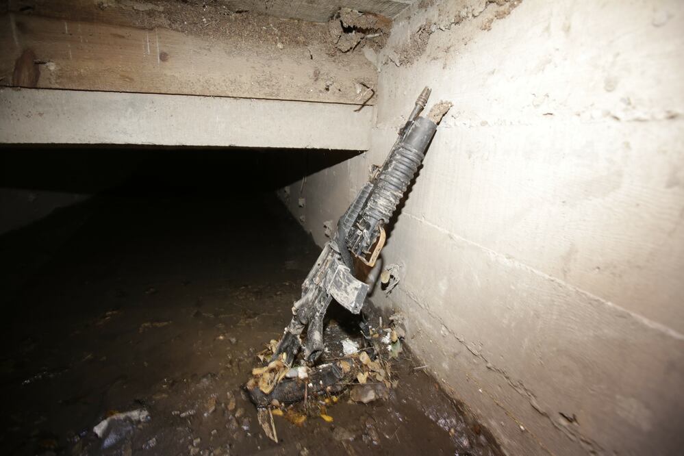 Armas en el drenaje por el que escapó el "Chapo" (Luis Cortés/ EL UNIVERSAL)