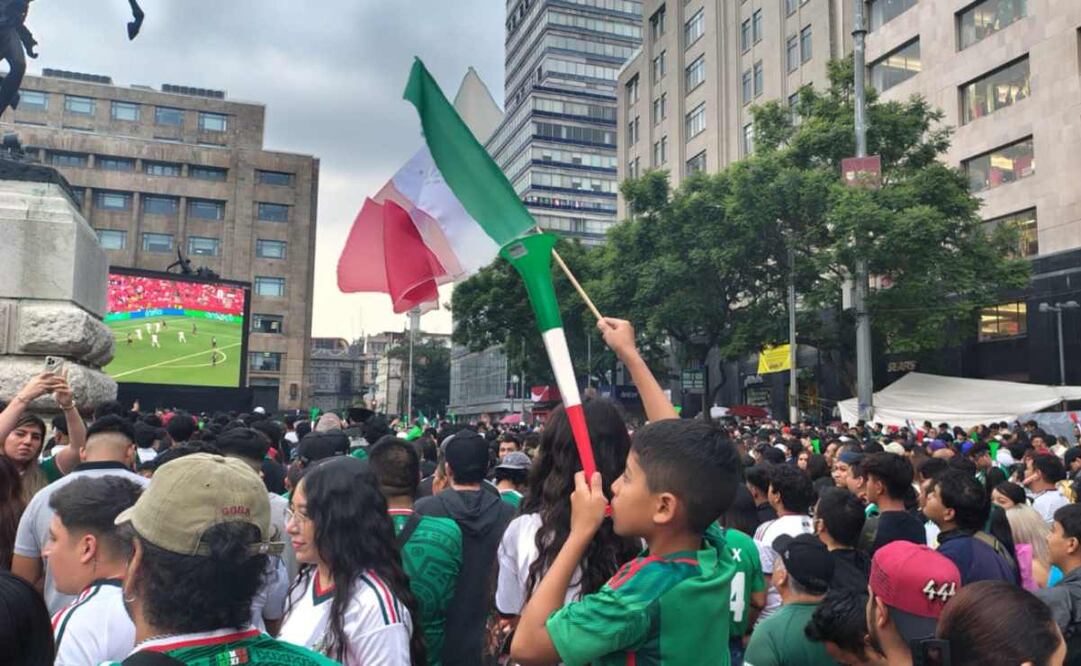 "Si ganamos nos vamos al Ángel"; aficionados toman Avenida Juárez en espera del inicio del partido contra Corea del Sur. Foto: Arantxa Meave / EL UNIVERSAL