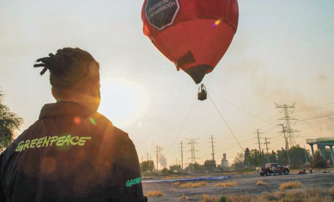 Afuera de la termoeléctrica, activistas de Greenpeace elevaron un globo con la leyenda: “Exceso de contaminación”. Foto: CORTESÍA