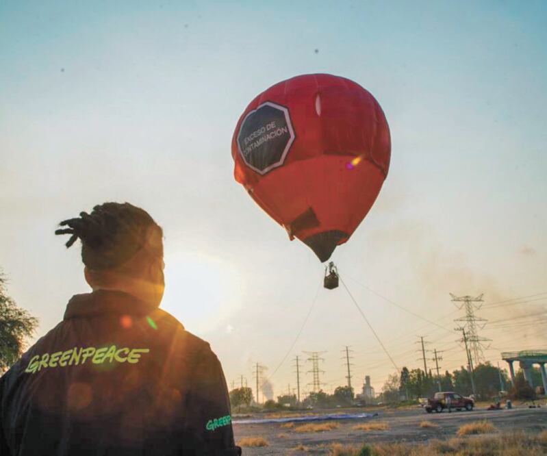 Afuera de la termoeléctrica, activistas de Greenpeace elevaron un globo con la leyenda: “Exceso de contaminación”. Foto: CORTESÍA