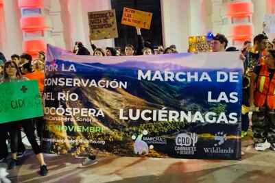 Cientos de personas en la "Marcha de las Luciérnagas" contra proyecto ferroviario Nogales- Ímuris