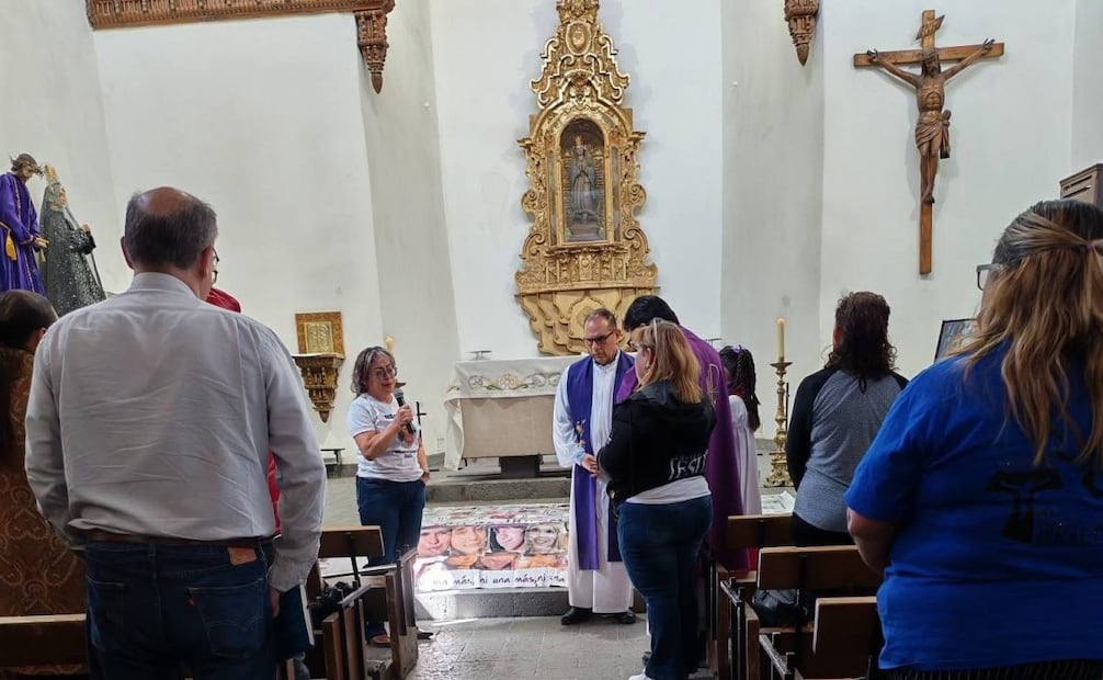 Realizan misa por víctimas de feminicidio y desaparición en Ciudad Juárez, Chihuahua; piden a la sociedad ser más solidaria.
Foto: Especial.