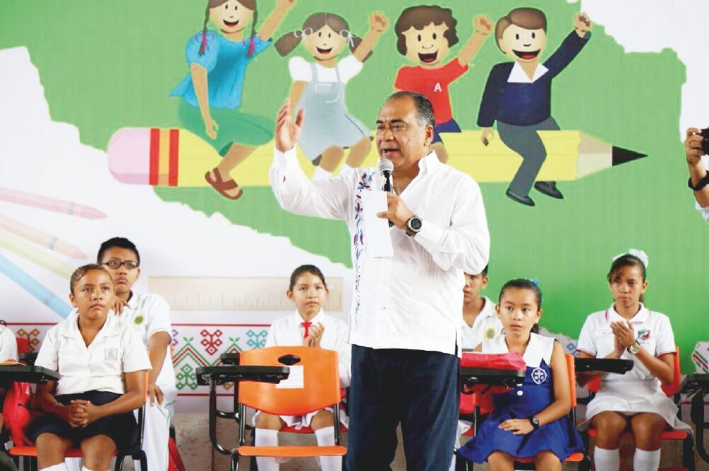El gobernador Héctor Astudillo entregó becas escolares a dos mil 400 estudiantes, así como 118 mil uniformes, entre otros apoyos (ESPECIAL)