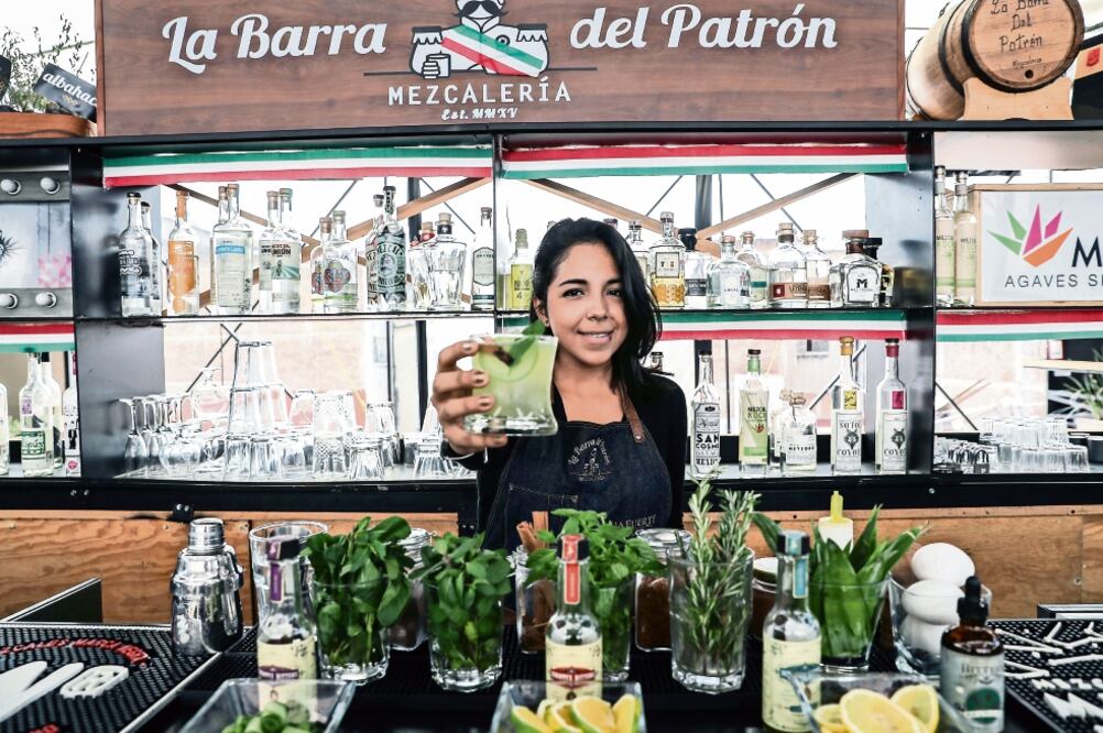 En el Mercado Independencia la barra de mezcales son su fuerte (GERMAN ESPINOSA. EL UNIVERSAL)