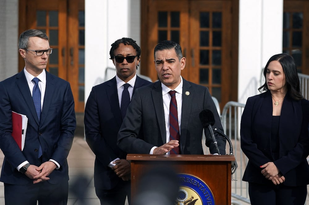 El representante estadounidense Robert García (demócrata por California) comparece ante la prensa mientras la exsecretaria de Estado Hillary Clinton testifica a puerta cerrada ante los republicanos del Comité de Supervisión de la Cámara de Representantes en el Centro de Artes Escénicas de Chappaqua, Nueva York. Foto: AFP