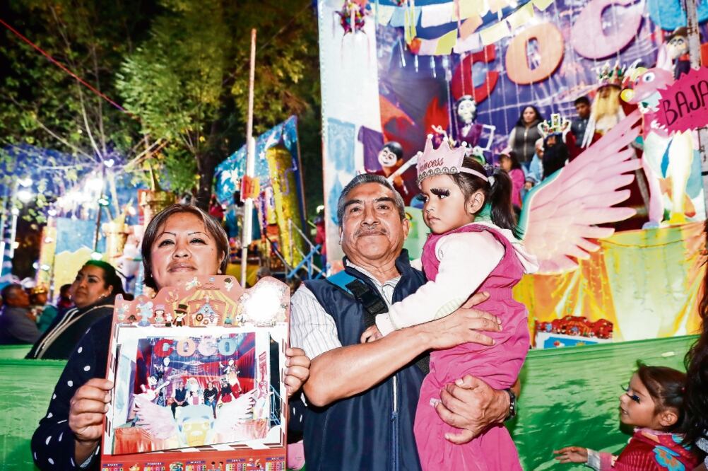 Verónica, Carlos y la pequeña Paula eligieron fotografiarse en el decorado alusivo a la película Coco (YADÍN XOLALPA. EL UNIVERSAL)