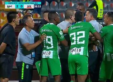 Juan Carlos Osorio golpea a árbitro en Colombia