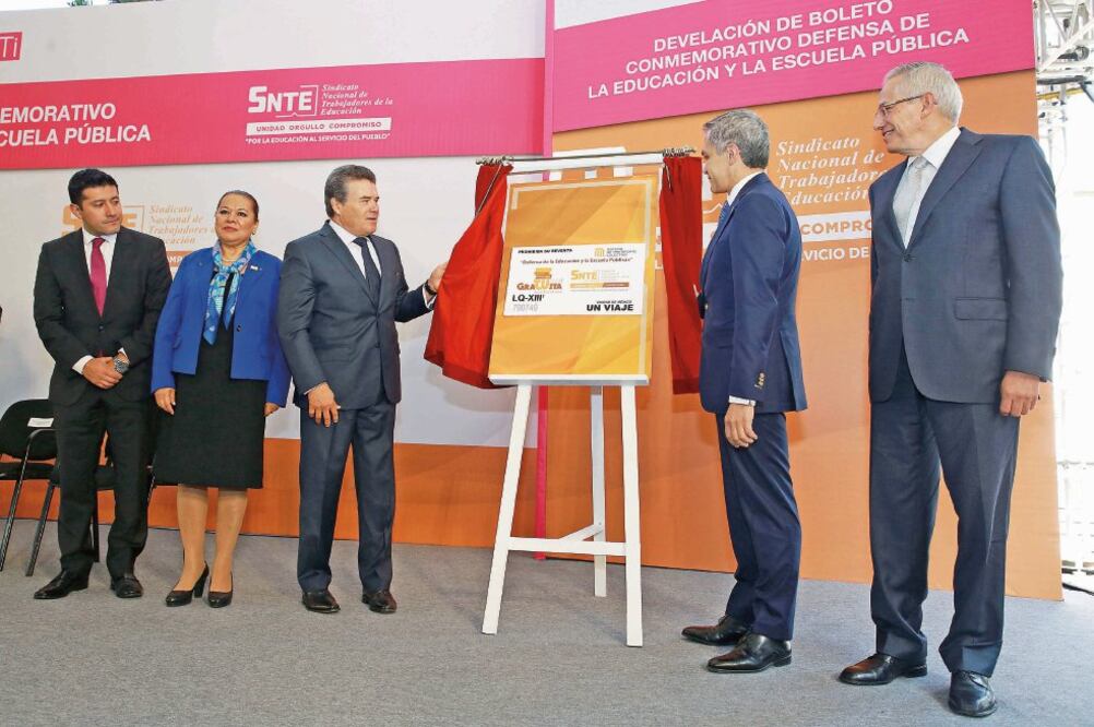 El líder del SNTE, Juan Díaz, y el jefe de gobierno Miguel Mancera presentaron el boleto conmemorativo del Metro “Defensa de la Educación" (ESPECIAL)