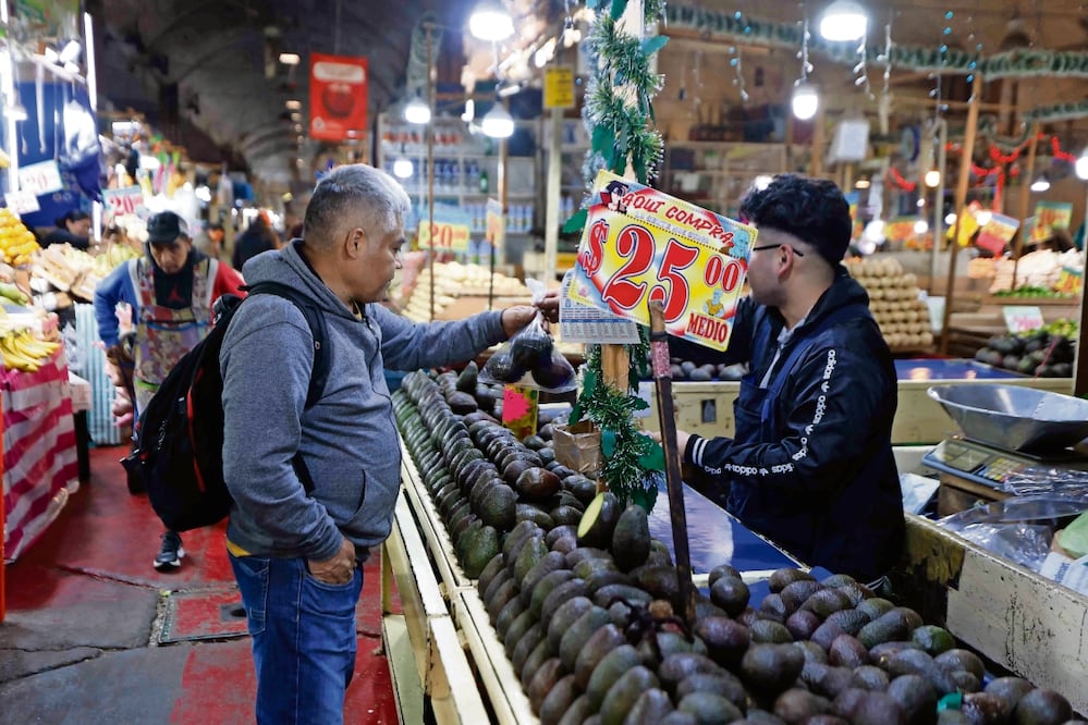 Locatarios señalaron que el precio del kilo de aguacate puede ir de 30 a 60 pesos, cuando una semana antes no pasaba de 50 pesos. Foto: Diego Simón Sánchez / EL UNIVERSAL