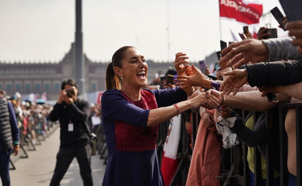 La presidenta Claudia Sheinbaum saluda a simpatizantes reunidos en el Zócalo capitalino durante la celebración por los site años de la Cuarta Transformación, el sábado 6 de diciembre de 2025. Foto: especial