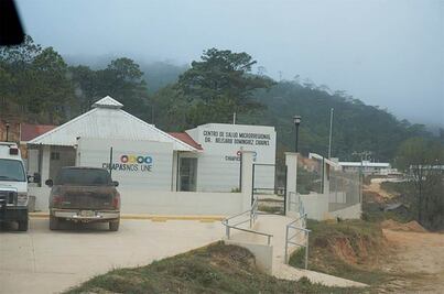 Oaxaqueños vandalizan alcaldía de Chiapas