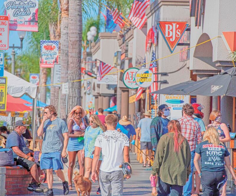 Ciudadanos visitan Huntington Beach, en California, donde las autoridades de Estados Unidos enviaron a personal militar para atender casos de Covid-1 9. Foto: ROBYN BECK. AFP