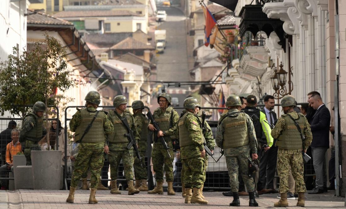 Desde la tarde del 9 de enero, Ecuador permanece bajo la declaratoria de "Conflicto Armado Interno", lo que ha desatado una ola de violencia criminal, posicionando a Ecuador entre los primeros países de Latinoamérica en homicidios, con una tasa de 45 por cada 100.000 habitantes en 2023. Foto: AFP