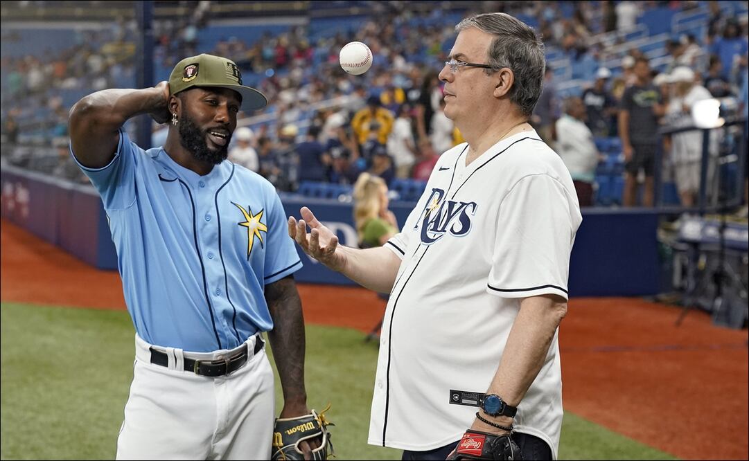 Marcelo Ebrard estuvo con Randy Arozarena en juego de los Rays - Foto: AP