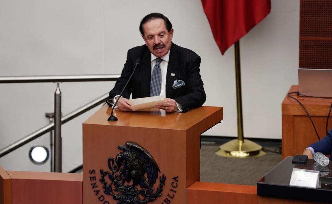Juan Francisco Ealy Ortiz, presidente Ejecutivo y del Consejo de Administración de EL UNIVERSAL, recibió un reconocimiento por su trayectoria al frente del Gran Diario de México, en el Senado de la República. Foto: Diego Simón Sánchez