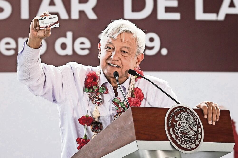 Andrés Manuel López Obrador entregó las primeras dos de un millón de tarjetas del programa de apoyo a niños con discapacidad. Foto: JUAN CARLOS REYES. EL UNIVERSAL