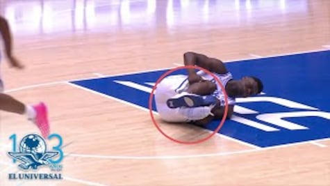 Explota el tenis del mejor prospecto de la NBA en pleno partido