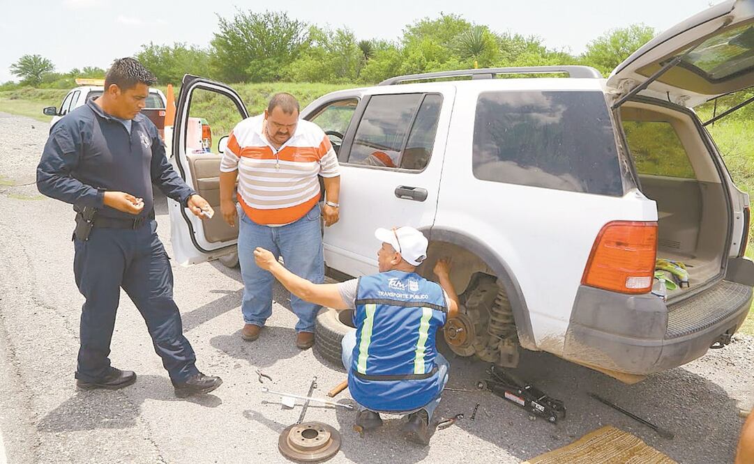 Los Ángeles Azules Tam prestan atención y ayuda a las familias que transitan por las vías de comunicación terrestre de la entidad. Foto: Especial