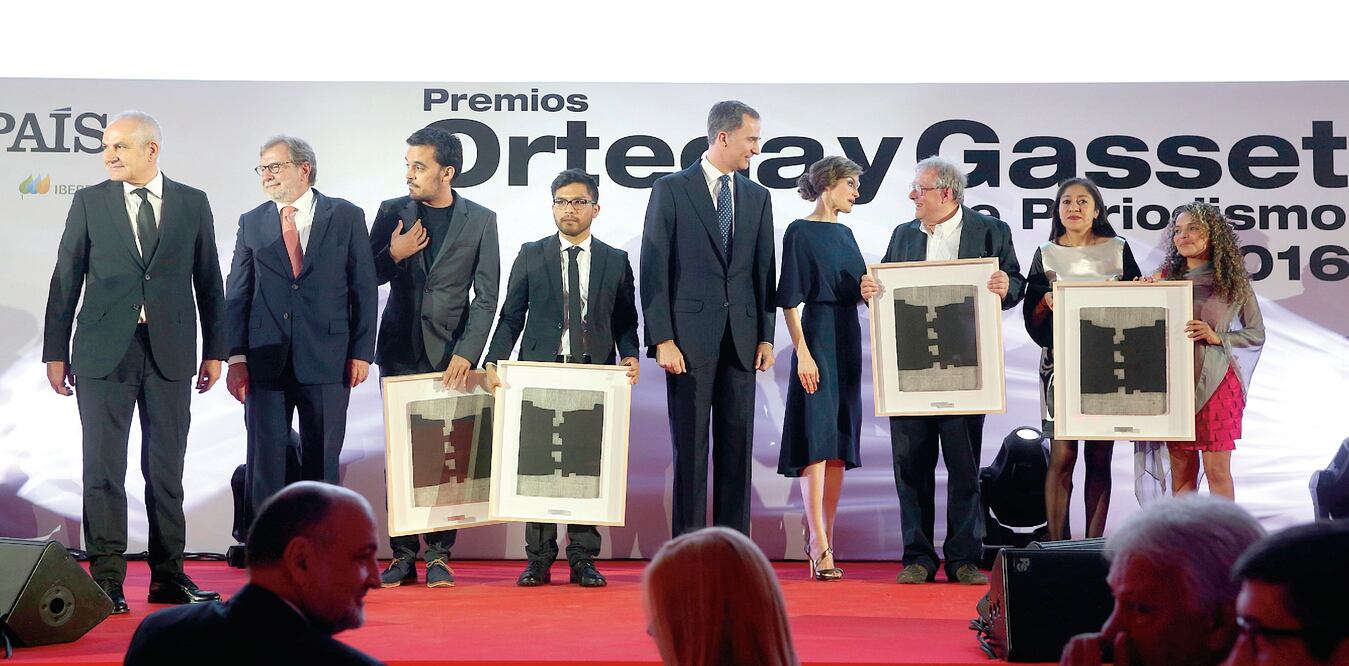 El rey de España, Felipe VI (cuarto de izq. a der.), y la reina Letizia encabezaron la ceremonia en la que se distinguió la labor periodística de El Gran Diario de México por el reportaje “Desaparecidos” (PREMIO ORTEGA Y GASSET)