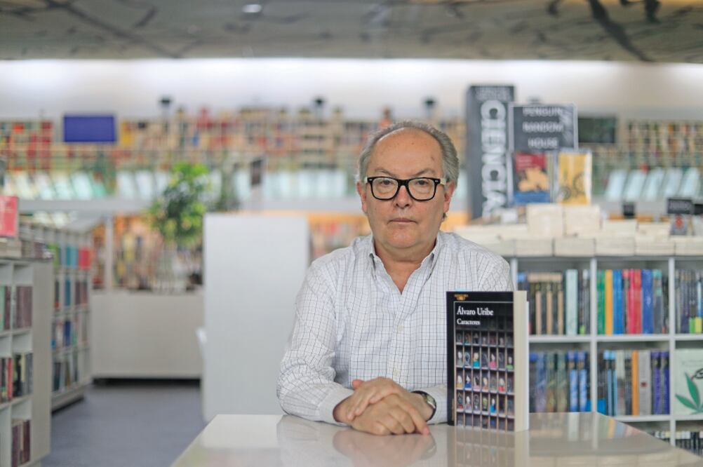 Álvaro Uribe decidió, para descansar de la novela, emprender un género en el que echó mano de la sátira, la ironía y la caricatura. (IRVIN OLIVARES. EL UNIVERSAL)