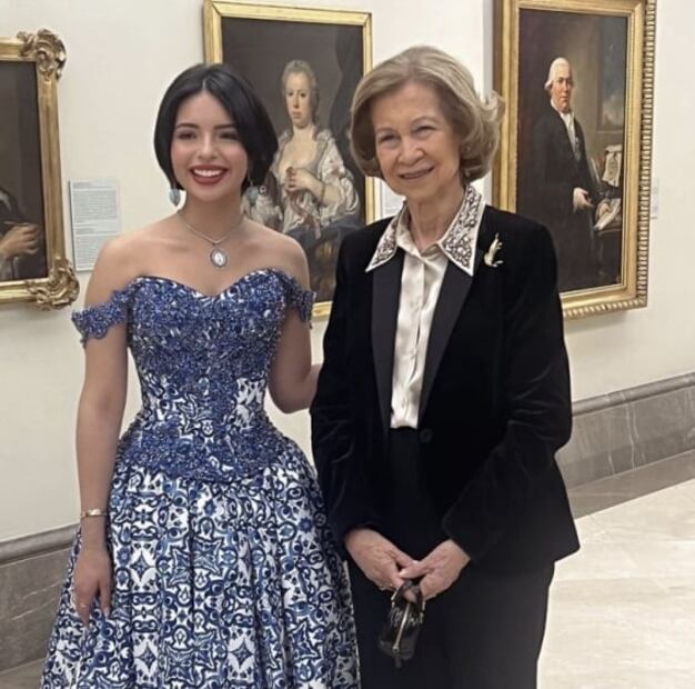 Ángela Aguilar lució vestido de talavera al conocer a la reina Sofía