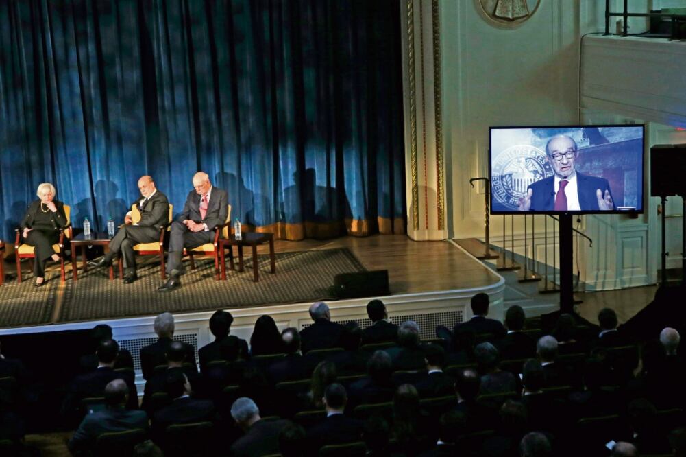 Janet Yellen, presidenta de la Fed, y sus predecesores Ben Bernanke, Paul Volcker, y Alan Greenspan (video) al debatir (KATHY WILLENS. AP)