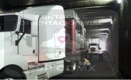 Tráiler queda atorado en bajo puente de Tlalpan y Taxqueña