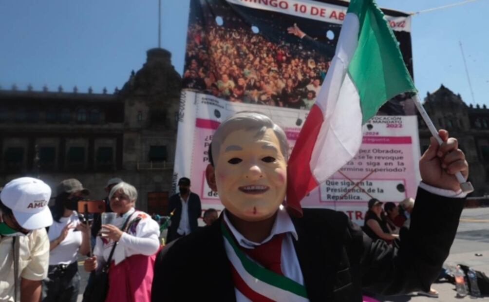 Se manifiestan en el Zócalo por continuidad de AMLO en la consulta de revocación de mandato