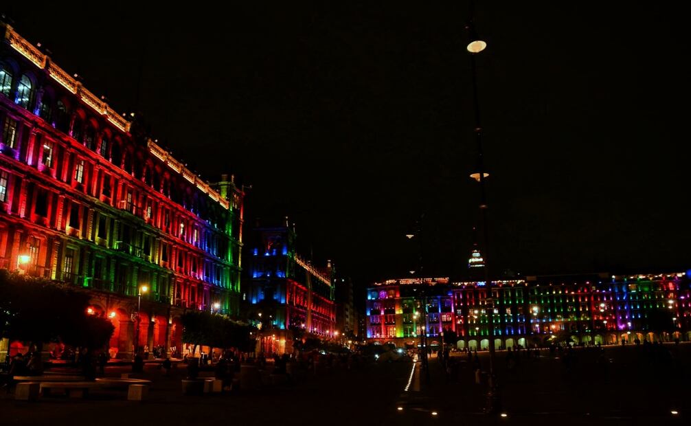 Edificios del Zócalo se iluminan con colores de la bandera LGBT Foto: Especial