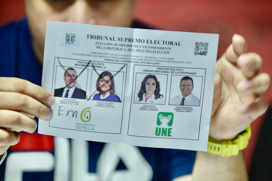 Imagen del 20 de agosto de 2023 de una persona mostrando una boleta electoral, en la Ciudad de Guatemala, capital de Guatemala. El candidato del partido Movimiento Semilla, Bernardo Arévalo, obtuvo un 58,04 por ciento de los votos en la elección presidencial en Guatemala, que marca una tendencia irreversible, de acuerdo con los datos del Tribunal Supremo Electoral. Foto. Xinhua/Ulises Rodríguez