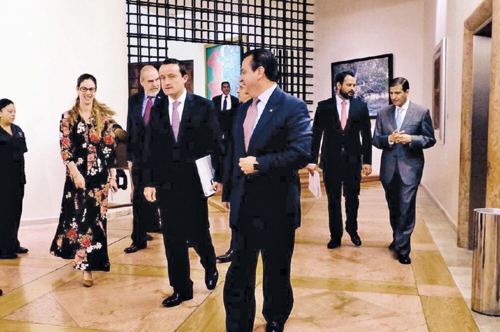 El director general del IMSS, Mikel Arriola (izq.) dijo que con las auditorías se busca que las empresas reporten el número exacto de trabajadores que tienen y su salario real, para evitar que se les inscriba con un porcentaje menor (TOMADA DE TWITTER: @)