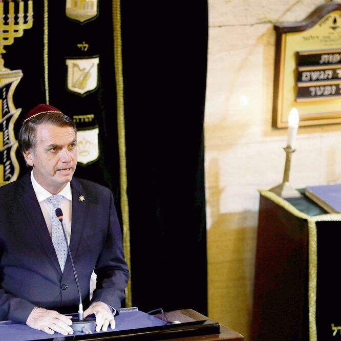 El presidente electo de Brasil, Jair Bolsonaro, habló el viernes en una sinago ga en Río de Janeiro, durante la visita del premier de Israel, Benjamin Netanyahu. LEO CORREA. REUTERS