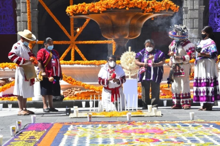 Integrantes de las culturas wixárika y tzeltal realizan ceremonias en Palacio Nacional