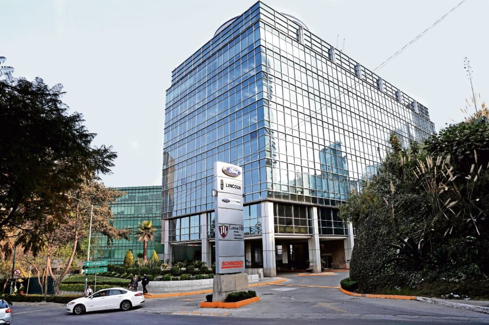 La sede actual del corporativo podría pasar de Santa Fe (arriba) a un terreno de Naucalpan junto a la autopista Chamapa-La Venta (VALENTE ROSAS. EL UNIVERSAL)