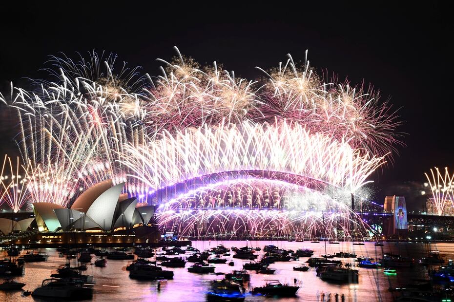 Los fuegos artificiales explotan sobre la Ópera de Sídney y en el Puente del Puerto como parte de las celebraciones de Año Nuevo en Sídney, el lunes 1 de enero de 2024. Foto: AP