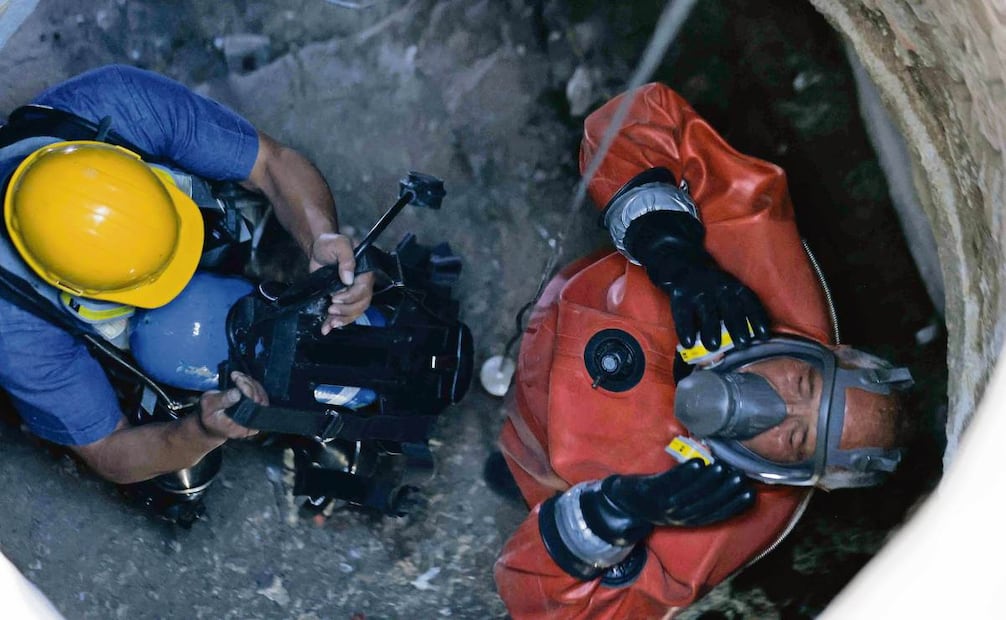 Para bajar, el buzo de aguas negras, Julio César Cu, se prepara con un traje especial y máscara protectora. Foto: Diego Simón Sánchez / EL UNIVERSAL