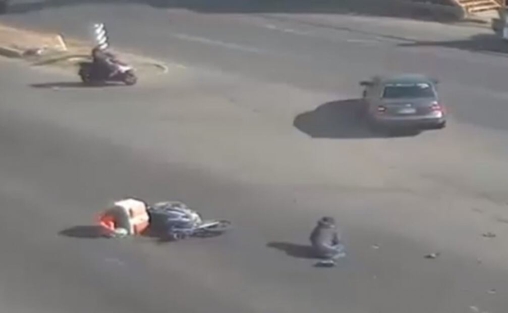 Motociclista sin casco choca contra auto y sobrevive; captan video