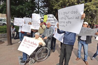 Demandan poner fin a baches en Toluca