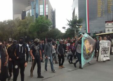 Marcha grupo de anarquistas de Reforma a Tlatelolco