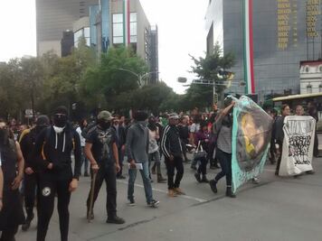 Marcha grupo de anarquistas de Reforma a Tlatelolco