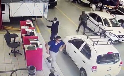 Video. Desalojan agencia a punta de pistola, rocían gasolina y queman autos en Michoacán