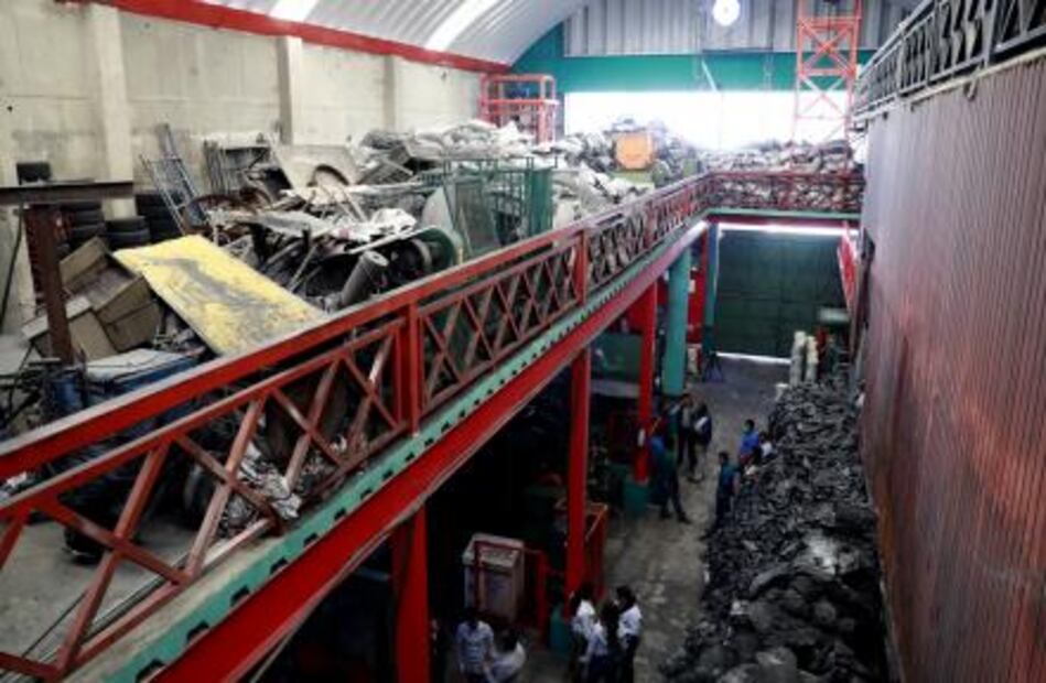 Crean mexicanos impermeabilizante con llantas usadas